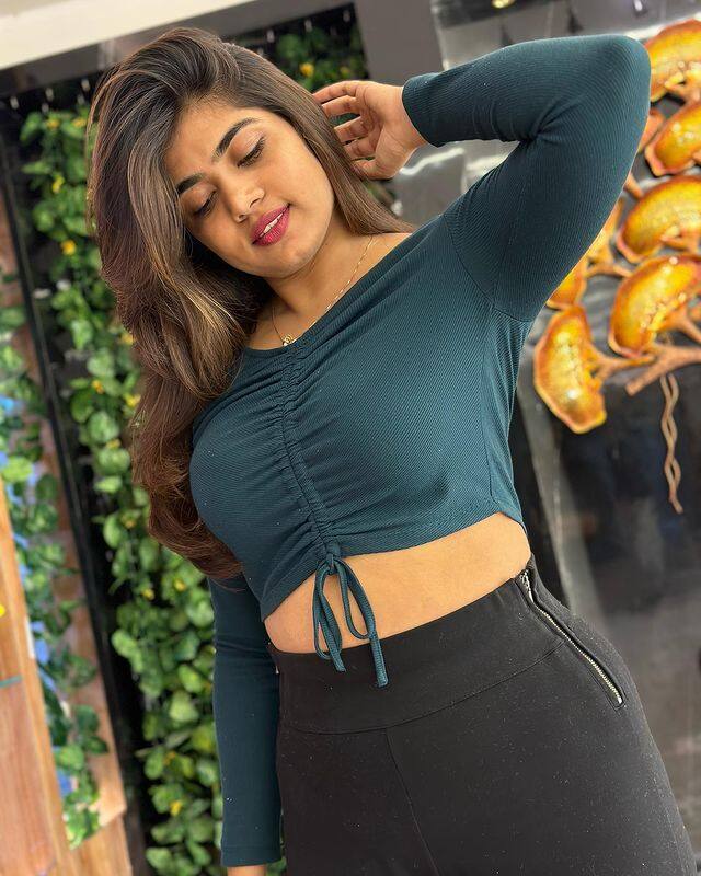 రీతూ చౌదరి 'శ్రీదేవి డ్రామా కంపెనీ', 'జబర్దస్త్' వంటి షోస్‌తో ప్రేక్షకులను ఆకట్టుకుంటున్న సంగతి తెలిసిందే. Image credit: Rithu Chowdary/Instagram