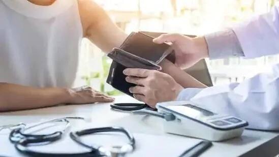 ਮਾਹਿਰਾਂ ਅਨੁਸਾਰ ਰਾਤ ਨੂੰ ਊਨੀ ਕੱਪੜੇ ਪਾ ਕੇ ਸੌਣ ਨਾਲ ਵੀ ਬੀਪੀ ਘੱਟ ਹੋ ਸਕਦਾ ਹੈ, ਜਿਸ ਕਾਰਨ ਬਹੁਤ ਜ਼ਿਆਦਾ ਪਸੀਨਾ ਵੀ ਅਚਾਨਕ ਬਾਹਰ ਆ ਸਕਦਾ ਹੈ।