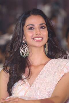 చీరలో మెరిసిపోతున్న HIT-2 బ్యూటీ మీనాక్షీ చౌదరి