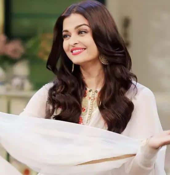 ਅਜਿਹਾ ਓਦੋਂ ਹੋਇਆ ਜਦੋਂ ਐਸ਼ਵਰਿਆ ਰਾਏ ਬੱਚਨ ਸਿਮੀ ਗਰੇਵਾਲ ਦੇ ਚੈਟ ਸ਼ੋਅ 'ਚ ਦਿਖਾਈ ਦਿੱਤੀ ਸੀ ਅਤੇ ਮੇਜ਼ਬਾਨ ਨੂੰ ਬਾਲੀਵੁੱਡ ਦੇ ਬਦਸੂਰਤ ਪੱਖ ਦਾ ਖੁਲਾਸਾ ਕੀਤਾ ਸੀ।