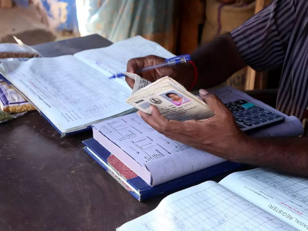 PM Kisan Yojana: આધાર કાર્ડની સાથે આ દસ્તાવેજ પણ બનાવી લો, તેના વગર પણ કેન્સલ થઈ શકે છે 2000 રૂપિયાનો હપ્તો PM Kisan Samman Nidhi Yojana: Ration Card also need for next installment of PM Kisan scheme know how to link PM Kisan Yojana: આધાર કાર્ડની સાથે આ દસ્તાવેજ પણ બનાવી લો, તેના વગર પણ કેન્સલ થઈ શકે છે 2000 રૂપિયાનો હપ્તો