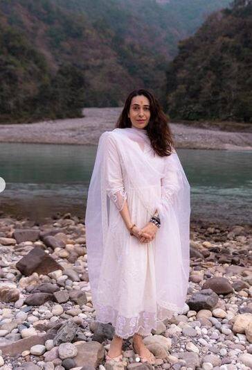 ਪਹਾੜੀਆਂ 'ਚ ਚਾਂਦਨੀ ਵਾਂਗ ਚਮਕਦੀ ਨਜ਼ਰ ਆਈ ਕਰਿਸ਼ਮਾ ਕਪੂਰ