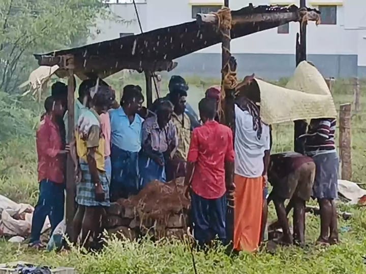 சுடுகாட்டிலும் நிம்மதியில்லை....கொட்டும் மழையில் தகர கொட்டகை அமைத்து உடலை எரித்த மக்கள்..!