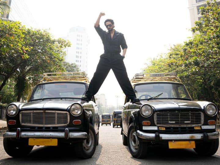 An Action Hero: आयुष्मान खुराना का अजय देवगन को सलाम, 'फूल और कांटे' स्टाइल में किया ये जबदस्त स्टंट An Action Hero starrer Ayushmann Khurrana tribute to ajay devgn in phool aur kaante stunt style An Action Hero: आयुष्मान खुराना का अजय देवगन को सलाम, 'फूल और कांटे' स्टाइल में किया ये जबदस्त स्टंट