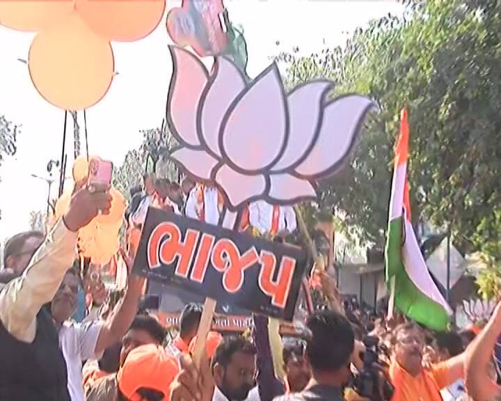 આ ઉપરાંત તેમણે કહ્યું ભાજપ બહુમતી સાથે ગુજરાતમાં સરકાર બનાવશે.