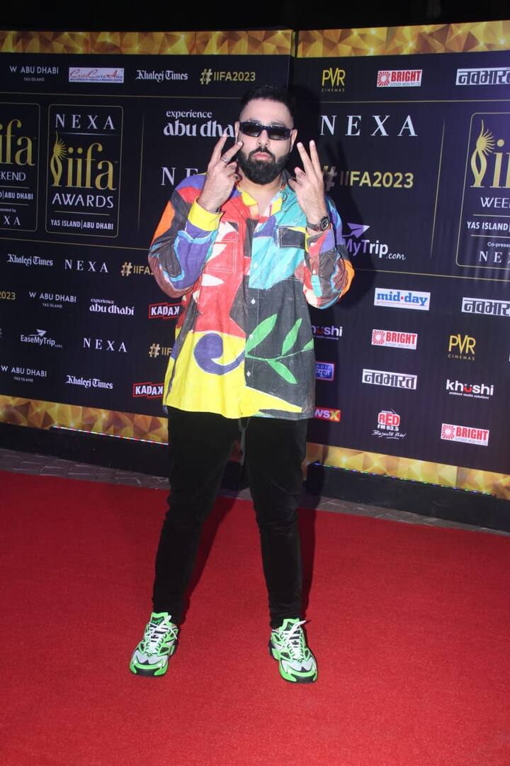 वेट लॉस के बाद मशहूर रैपर बादशाह (Badshah) के भी ट्रांसफॉर्मेशन ने हर किसी का ध्यान खींचा. ब्लैक पैंट के साथ कलरफुल शर्ट में अपने रॉकिंग अवतार के साथ उन्होंने कैमरे के सामने खूब पोज दिए.