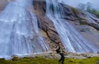 Viral Video: ਸੀਐਮ ਪੇਮਾ ਖਾਂਡੂ ਨੇ ਝਰਨੇ ਦਾ ਵੀਡੀਓ ਸ਼ੇਅਰ ਕੀਤਾ ਹੈ, ਜਿਸ ਨੂੰ ਦੇਖਣ ਤੋਂ ਬਾਅਦ ਤੁਹਾਨੂੰ ਵੀ ਉੱਥੇ ਜਾਣ ਦਾ ਮਨ ਹੋਵੇਗਾ