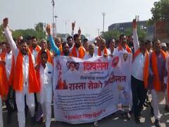 वीज बिल वसुली थांबवावी, विजपुरवठा सुरळीत करावा, हिंगोलीत महावितरण कार्यालयासमोर शिवसेनेचं  ठिय्या आंदोलन