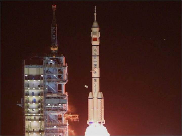 The manned spaceship Shenzhou-15, atop the Long March-2F Y15 carrier rocket, blasts off from the Jiuquan Satellite Launch Center in northwest China on November 29, 2022. (Xinhua/Liu Lei)