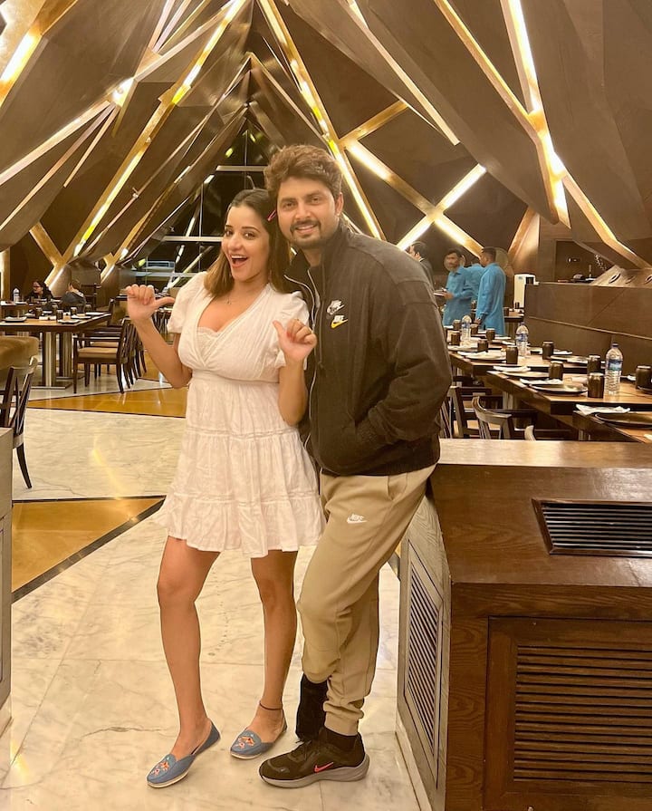 हर तस्वीर में वो विक्रांत के साथ अलग-अलग जगह पर पोज दे रही हैं. ये तस्वीरें दोनों के वेकेशन की है.