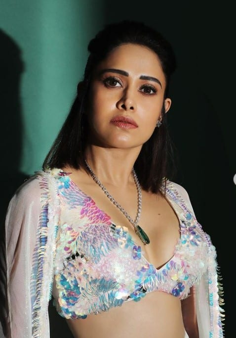 नुसरत की आउटफिट की बात करें तो यह काफी ज्यादा आरामदायक दिख रहा है. जिसे आप किसी भी पार्टी फंक्शन में आराम से कैरी कर सकते हैं.