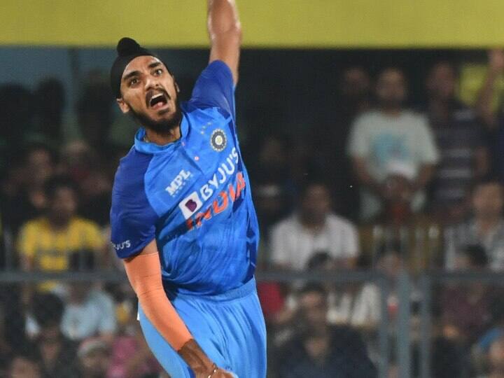 Arshdeep Singh throws 5 no balls in India vs Sri Lanka 2nd T20 first indian to bowl hat trick of no balls Arshdeep Singh : 'नो बॉल' ची हॅट्रिक करणारा पहिला भारतीय, दुसऱ्या टी20 मध्ये अर्शदीपच्या नावावर नकोसा रेकॉर्ड