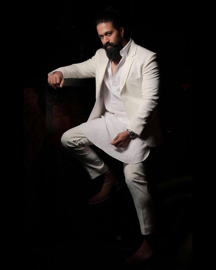 'केजीएफ' स्टार यश को हर कोई रॉकी भाई के नाम से जानता है. ऐसे में उम्मीद कम ही है कि उनका पूरा नाम कोई जानता होगा. बता दें कि, यश का पूरा नाम यश गोड़ा है और उनका असली नाम नवीन कुमार गौड़ा बताया जाता है.