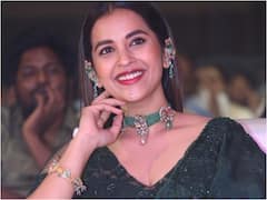 చీరలో చందమామలా మెరిసిపోతున్న కోమలి ప్రసాద్