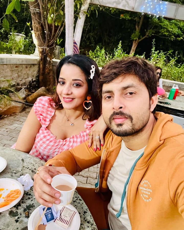 इस तस्वीर में दोनों सुबह का नाश्ता करते हुए सेल्फी लेते नजर आ रहे हैं. दोनों की केमिस्ट्री फैंस को बहुत पसंद है.