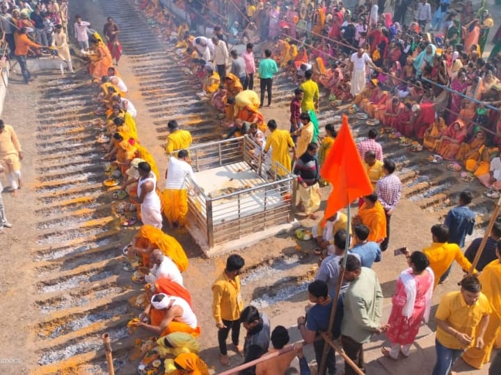 Agni Mela: श्री देव खंडेराव मंदिर में लोग अपनी मन्नत पूरी होने पर नंगे पांव आग के ऊपर से चलते हैं. दस दिन के इस मेले में हजारों की संख्या में श्रद्धालु नंगे पैर आग पर चलकर अपनी मनौती पूरी करते हैं.