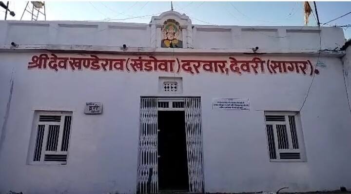 Madhya Prdaesh News: मध्य प्रदेश के सागर (Sagar) जिले के देवरी स्थित श्री देव खंडेराव का प्रसिद्ध अग्नि मेला मंगलवार से शुरू हो गया है. अगहन माह की चंपा षष्ठी से शुरू होकर यह मेला आठ दिसंबर तक चलेगा. मेला देखने के लिए देवरी समेत आसपास के हजारों लोग पहुंचे. पहले दिन 135 श्रद्धालु मनोकामना पूरी होने पर आग के दहकते अंगारों पर से निकले और भगवान खंडेराव की आराधना की.