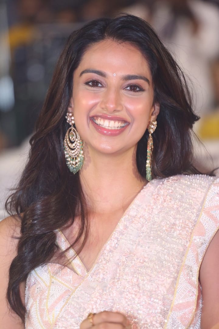 మీనాక్షి చౌదరి 'ఇచ్చట వాహనములు నిలుపరాదు' సినిమాతో టాలీవుడ్ లోకి ఎంట్రీ ఇచ్చింది.