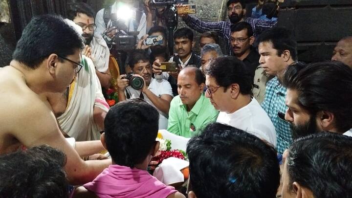 यावेळी राज यांनी इतिहास तसेच इतिहासावर निघणाऱ्या सिनेमांवर चर्चा केली.