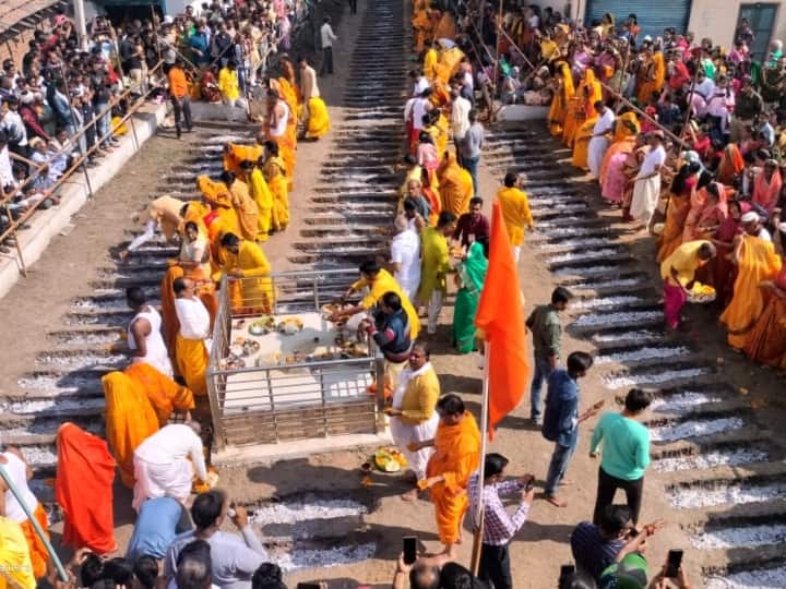 MP News Sagar Famous Khanderao fair started Devotees walk burning embers to fulfill desire ANN Sagar News:सागर का खंडेराव मेला: इस वजह से दहकते अंगारों पर चलते हैं श्रद्धालु, मनोकामना पूरी होने पर करना होता है यह काम