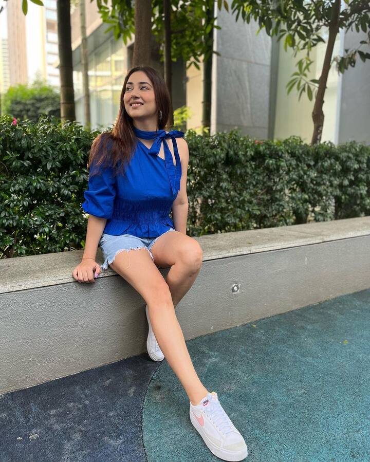 हा लूक पूर्ण करण्यासाठी दिशाने न्यूड मेकअप केला आणि केस मोकळे सोडले.(फोटो सौजन्य :dishaparmar/इंस्टाग्राम)