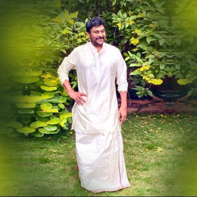 चिरंजीवी (Chiranjeevi) को साउथ का मेगास्टार कहा जाता है लेकिन उनके असली नाम से कम लोग ही वाकिफ होंगे. बता दें कि उनका पूरा और असली नाम 'कोनिदेला शिव शंकर वर प्रसाद' है.