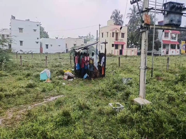 சுடுகாட்டிலும் நிம்மதியில்லை....கொட்டும் மழையில் தகர கொட்டகை அமைத்து உடலை எரித்த மக்கள்..!