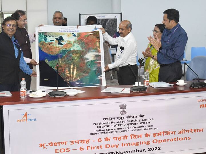 PSLV-C54: OceanSat-3A has captured images of Earth using the Ocean Colour Monitor (OCM) and Sea Surface Temperature Monitor (SSTM) sensors. In this image, government officials are holding the first images of Gujarat and its surroundings captured by OceanSat-3A. OceanSat-3A is an Indian satellite designed to provide service continuity for operational users of the OCM instrument on OceanSat-2, and to facilitate the potential of applications in other areas. (Photo: Twitter/@ISRO)