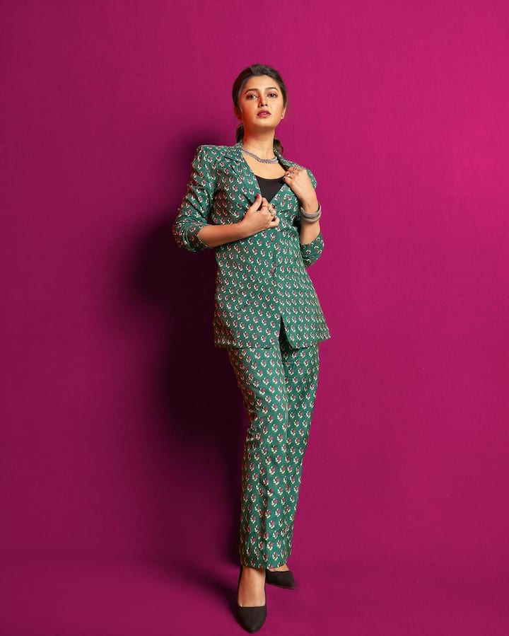 मराठमोळी अभिनेत्री प्राजक्ता माळी नेहमीच तिच्या लूकने सर्वांचे लक्ष वेधत असते. नुकेतच तिने सोशल मीडियावर फ्लोरल ब्लेझरमध्ये तिचे फोटो शेअर केले आहेत. (फोटो सौजन्य : prajakta_official/ इंस्टाग्राम)