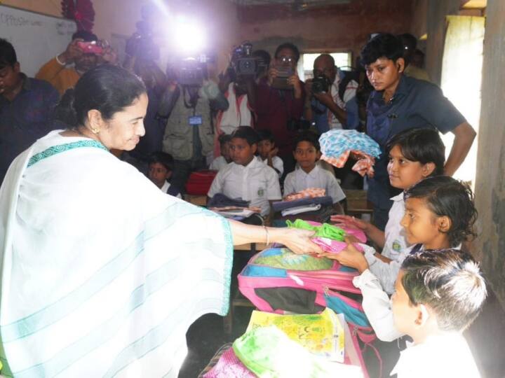 Watch: जब बंगाल की सीएम ममता बनर्जी ने चलाई बोट, बच्चों को बांटी चॉकलेट