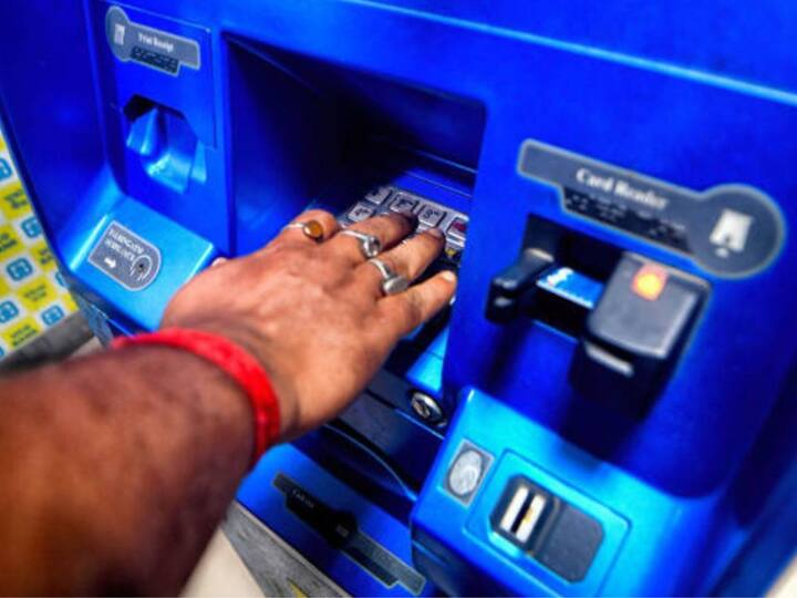 Bengaluru Crime News ATM Guard Steals Rs 20 Lakh From Kiosk To Marry Girlfriend, Arrested In Assam Bengaluru Crime News: డబ్బుతో ఉడాయించిన ATM సెక్యూరిటీ గార్డు, గర్ల్‌ఫ్రెండ్‌తో పెళ్లి ఖర్చుల కోసమట