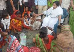 Mamata Banerjee: জেলাসফরে নানা ভূমিকায় মুখ্যমন্ত্রী, লঞ্চ চালানো থেকে ঝাড়ু বাঁধা, বাদ গেল না কিছুই