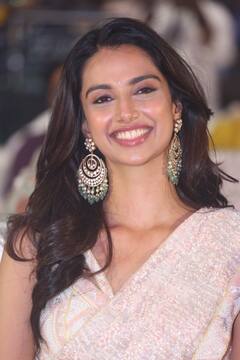 చీరలో మెరిసిపోతున్న HIT-2 బ్యూటీ మీనాక్షీ చౌదరి