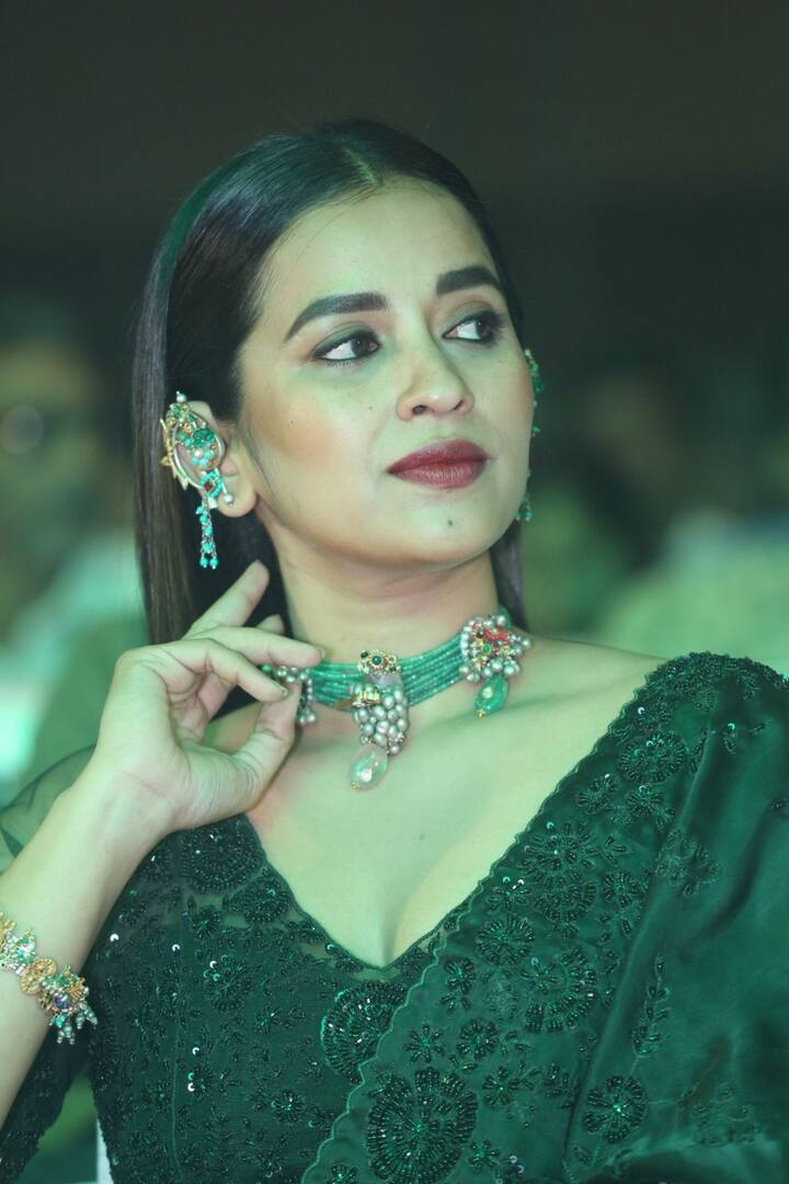 క్యూట్ లుక్స్ తో అందరినీ ఆకట్టుకుంటున్న కోమలి సినిమాల్లోకి రాకముందు దంత వైద్యురాలిగా పని చేసింది.