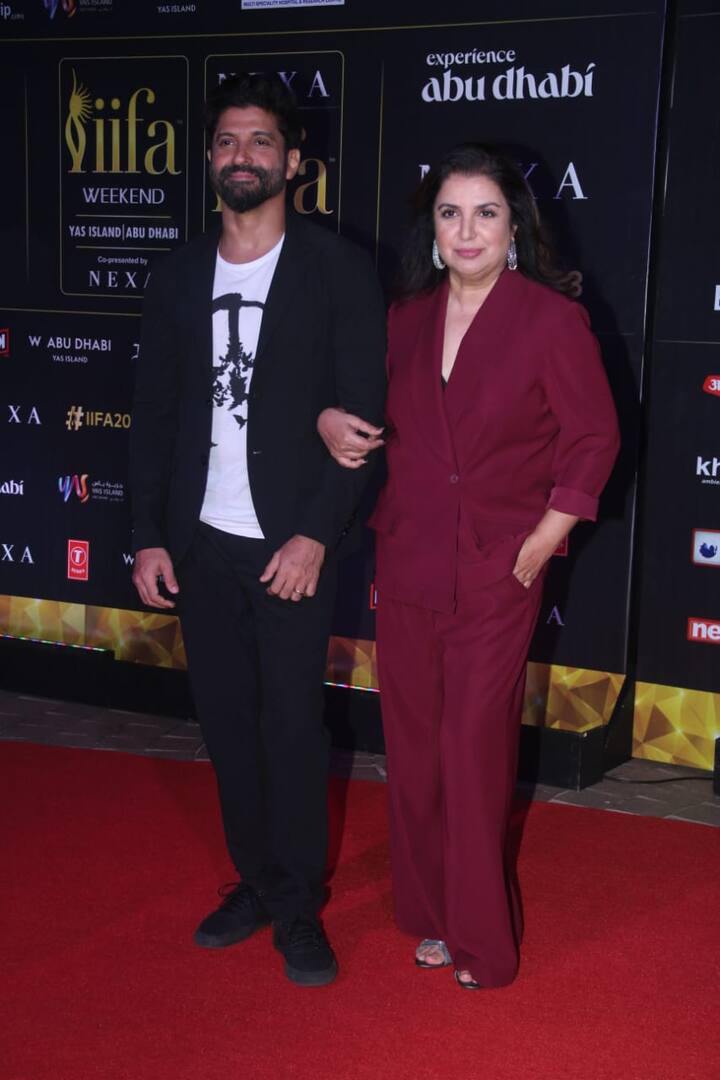 आईफा के प्री इनौग्रेशन इवेंट में फराह खान (Farah Khan) के चेहरे पर लगातार एक मुस्कान देखने मिली. मैरून पैंट सूट पहने वह रेड कार्पेट पर ग्लैमरस दिखीं. उन्होंने फरहान अख्तर के साथ भी कई पोज दिए.