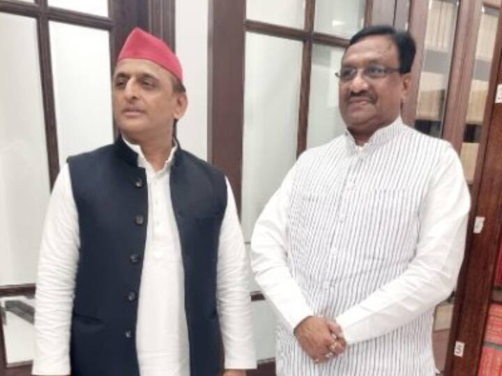 UP By-Election 2022 Samajwadi Party Saharanpur Leader Dharam Singh Saini Join BJP by CM Yogi Adityanath UP By-Election: उपचुनाव में वोटिंग से पहले अखिलेश यादव को एक और झटका, बीजेपी में शामिल हो सकते हैं पूर्व मंत्री