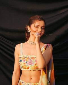 Rubina Dilaik Photos: मल्टीकलर लहंगे में रुबीना दिलैक ने गिराई हुस्न की बिजलियां, माथे की बिंदी पर अटका फैंस का दिल