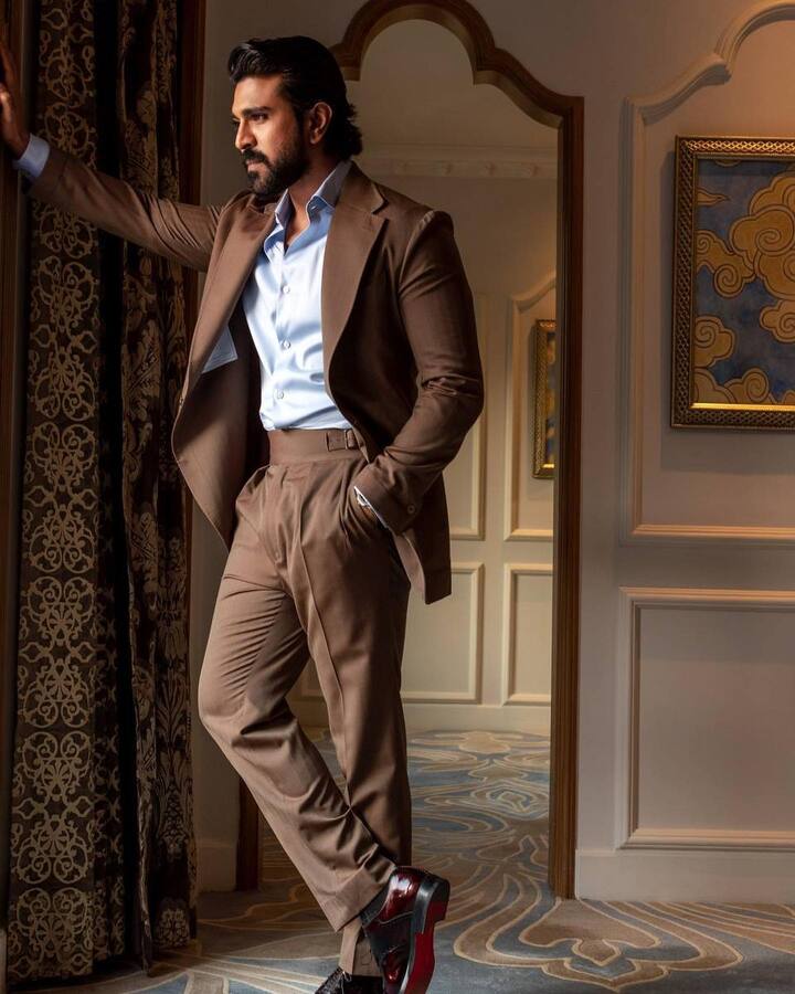 अभिनेता राम चरण (Ram Charan) का नाम भी साउथ के लोकप्रिय अभिनेताओं में से एक हैं. बाकी सितारों की तरह राम चरण का भी पूरा नाम शायद ही कोई जानता होगा, जो कि 'कोनिदेला रामचरण' तेजा है.