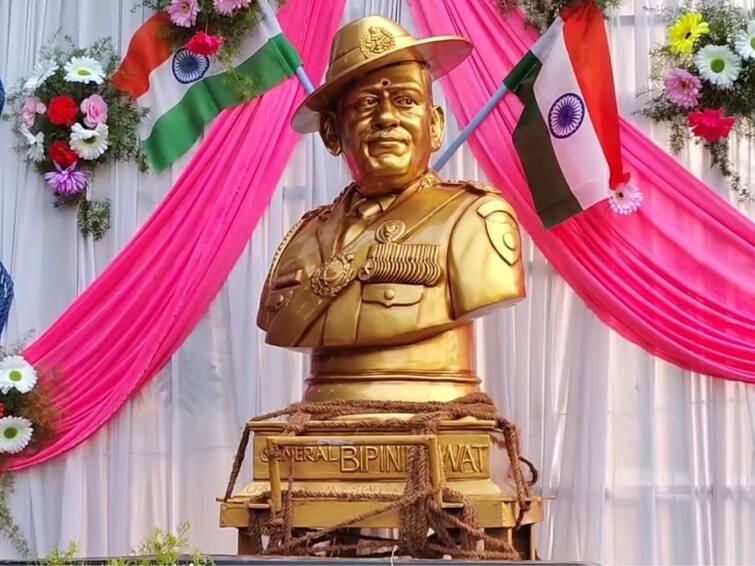 The public paid their respects to the statue of former army commander Bipin Rawat TNN கடலூரில் பிபின் ராவத் ஐம்பொன் சிலை - முன்னாள் ராணுவ வீரர்கள்  மரியாதை