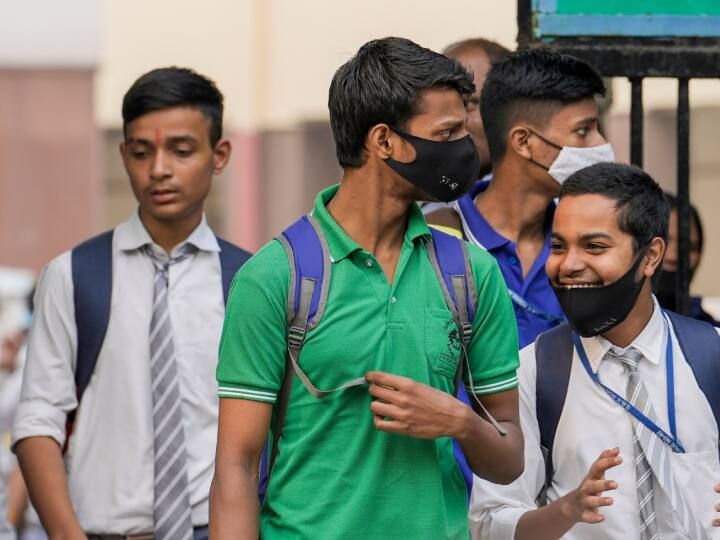 Assam: मां-पिता से पढ़ाई को लेकर शिकायत करने पर 22 छात्रों ने मिलकर की महिला टीचर से बदसलूकी, धक्का दिया और बाल भी खींचे 22 students misbehaved female teacher in assam after complaining to parents about studies Assam: मां-पिता से पढ़ाई को लेकर शिकायत करने पर 22 छात्रों ने मिलकर की महिला टीचर से बदसलूकी, धक्का दिया और बाल भी खींचे