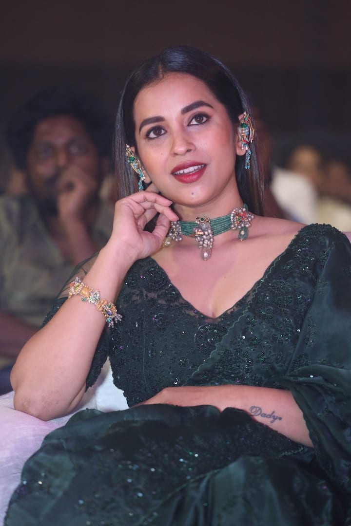కోమలి ప్రస్తుతం 'శశి వదనే' చిత్రంలో నటిస్తోంది.