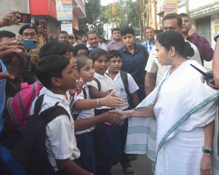 এ দিন মমতার সঙ্গে বসিরহাটে ছিলেন অভিষেক বন্দ্যোপাধ্যায়ের (Abhishek Banerjee) মা লতা বন্দ্যোপাধ্যায়ও। হাসনাবাদের চক খাঁপুকুর প্রাথমিক বিদ্যালয় পরিদর্শন করে সেখানে শীতবস্ত্র বিলি করেন মুখ্যমন্ত্রী।
