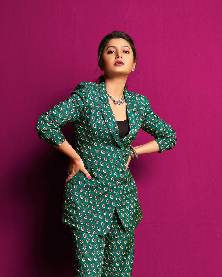 तिने ब्लेझरच्या आतमध्ये ब्लॅक रंगाची ट्युब ब्रा परिधान केली आहे. (फोटो सौजन्य : prajakta_official/ इंस्टाग्राम)