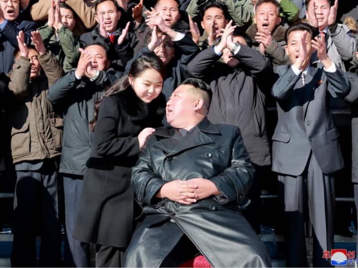 North Korea Dictator Kim Jong Un Seen With mysterious girl and holding her hand Kim Jong Un Daughter: अपनी बेटी को उत्तर कोरिया की गद्दी सौंपेंगे किम जोंग उन? ये हैं संकेत