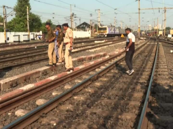 যাত্রীবোঝাই রানাঘাট লোকালের পিছন দিকে, গার্ডের কেবিনের বাঁদিকের অংশ ক্ষতিগ্রস্ত হয়।