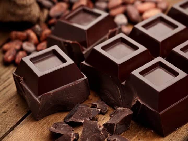 Do you fond of eating chocolates try this dark chocolate and know its benefits Health Tips: दिल का ख्याल रखने से लेकर ग्लोइंग स्किन और स्ट्रेस छू मंत्र करने में मदद करेगी ये चॉकलेट, मिलेंगे फायदे ही फायदे