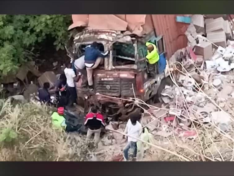 Mumbai-Pune Expressway Accident A trailer plunged 100 feet into ravine Marathi News Mumbai-Pune Expressway Accident: मुंबई-पुणे एक्स्प्रेस वेवर तीन ट्रकचा अपघात; एक ट्रक 100 फूट दरीत कोसळला