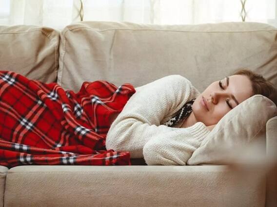 Health risks of wearing sweater to sleep in winter Health Tips: સાવધાન ક્યાંક તમે પણ રાત્રે સ્વેટર પહેરીને નથી સૂતાને....થઈ શકે છે ગંભીર સમસ્યા