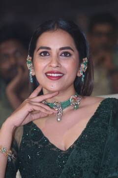 చీరలో చందమామలా మెరిసిపోతున్న కోమలి ప్రసాద్