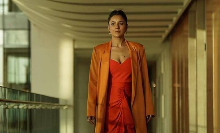 শেহনাজ জানিয়েছেন, আজকাল প্রকাশ্যে অনুভূতি প্রকাশ করতে ভয় পান তিনি। সচেতন ভাবেই দুঃখ, বেদনার কথা এড়িয়ে যান। কারণ কোথাও চোখ ভিজে এলেও লোকে বলেন, সমবেদনা আদায় করার চেষ্টা করছেন তিনি। তাই কখনও কাউকে কিছু বলতে পারেন না তিনি। বলতে বলতে কেঁদেও ফেলেন শেহনাজ। তাঁকে সামলান আয়ুষ্মান।